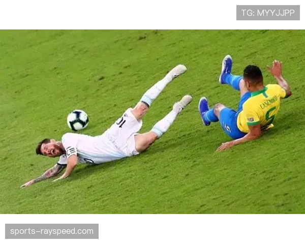 特写：赛后混合采访区，柏林联合队长特里梅尔鼓励情绪低落的年轻队友